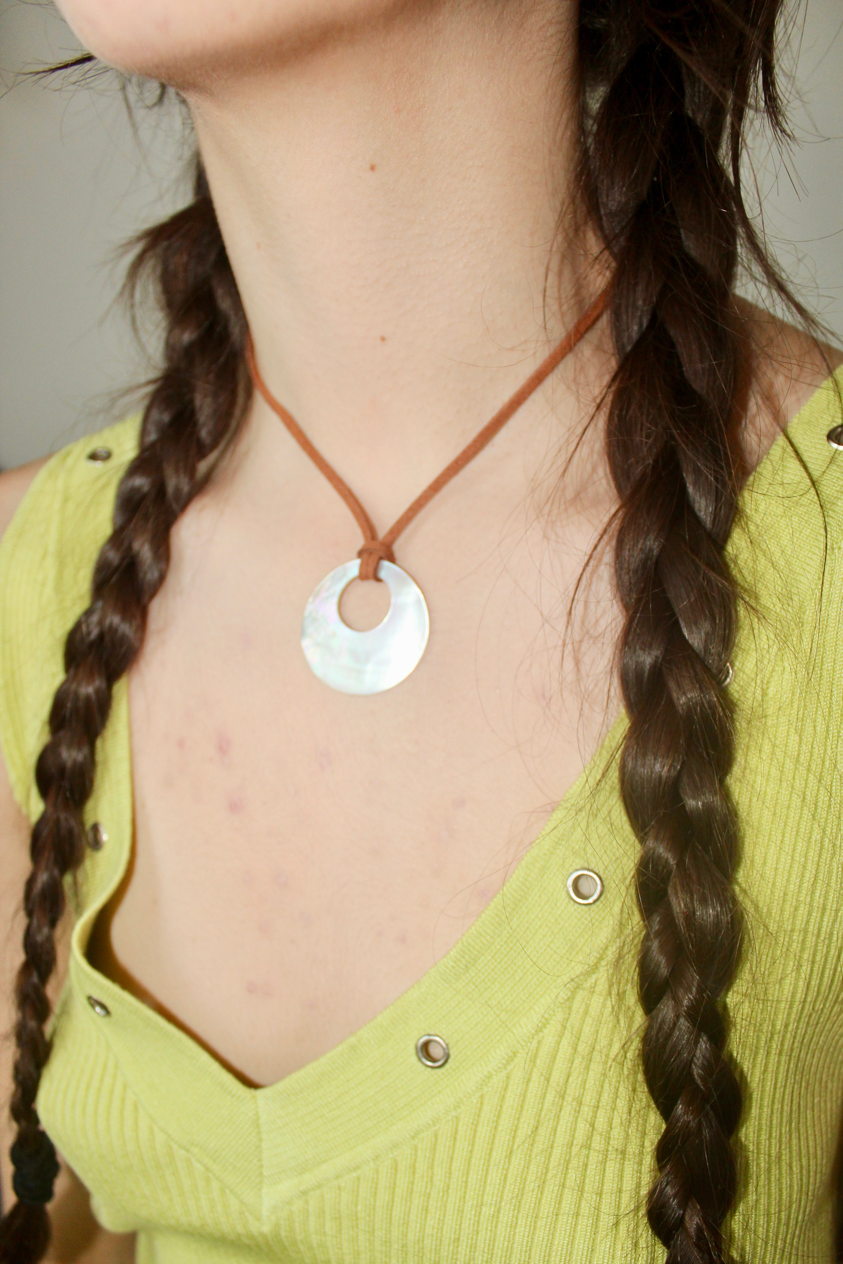 Shell Pendant Leather Choker