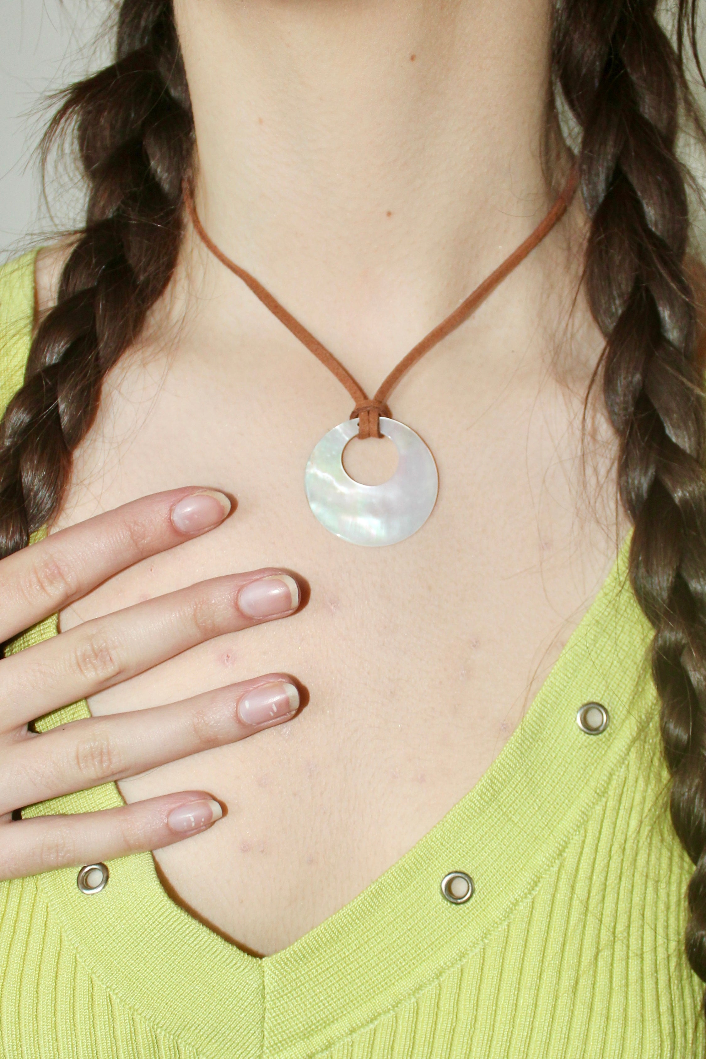 Shell Pendant Leather Choker