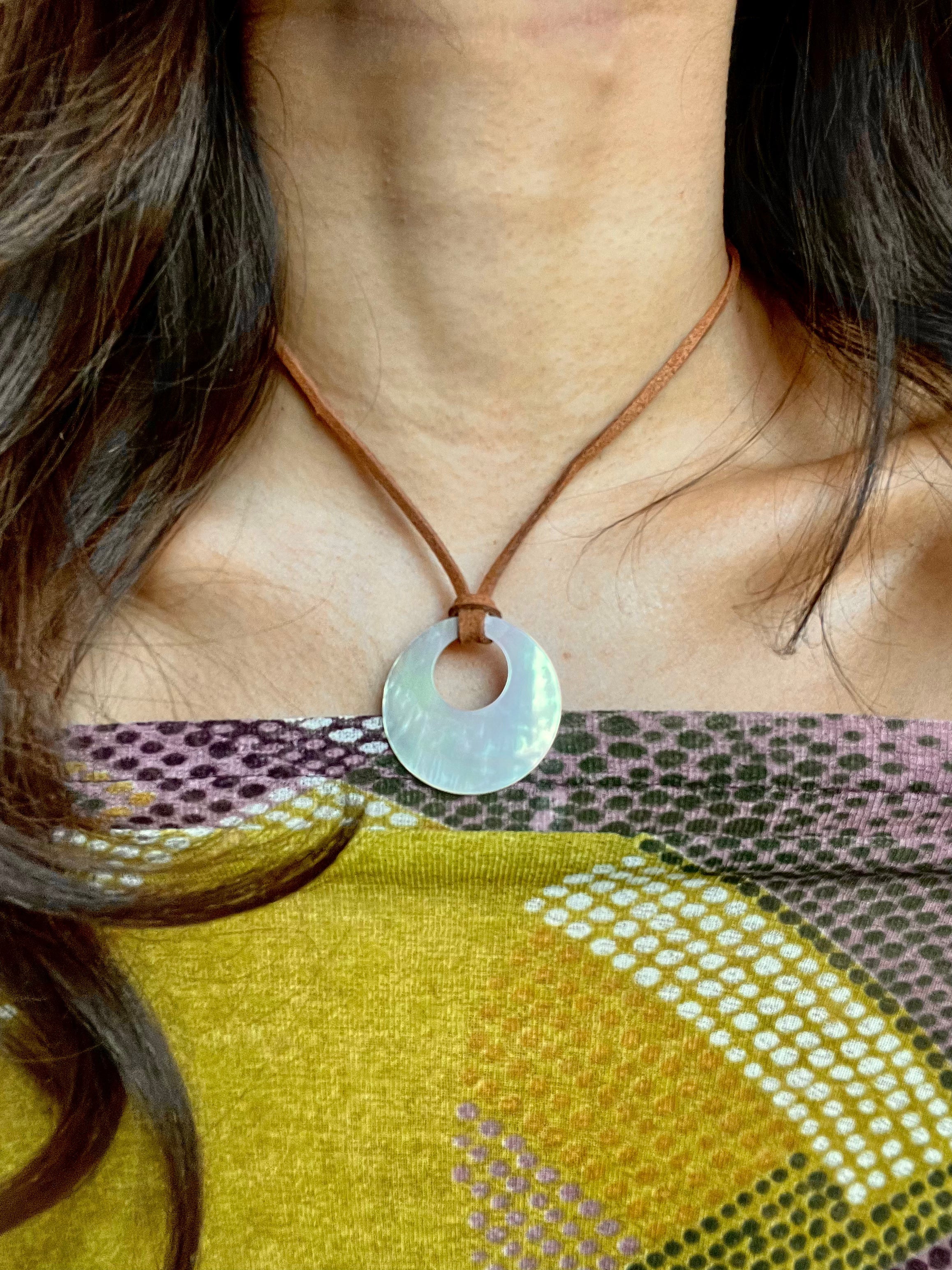 Shell Pendant Leather Choker