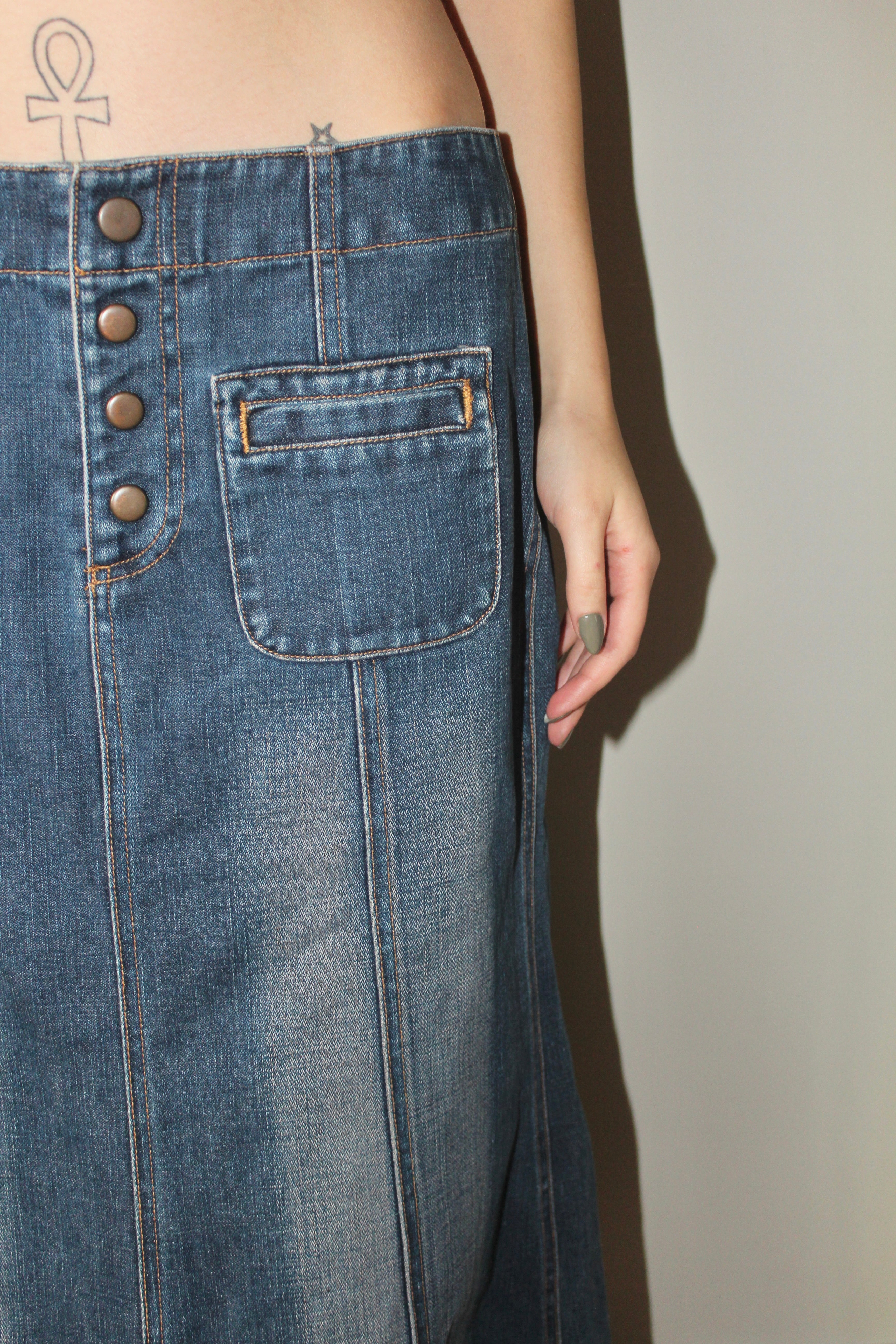 Vintage Y2K Low Waisted Denim Midi Skirt (M)