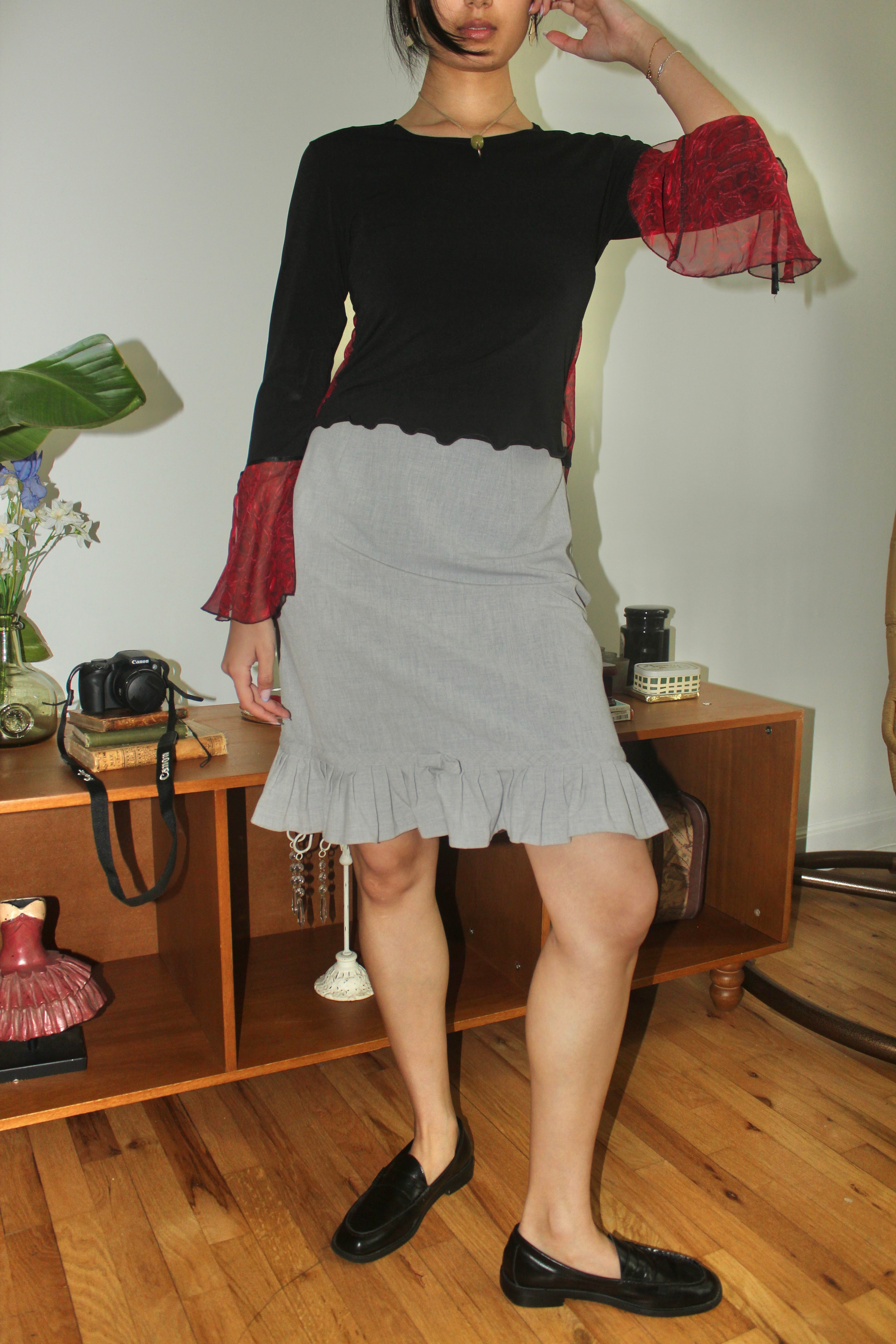 Vintage 90s Soft Grey Ruffle Hem Midi Skirt (S/M)