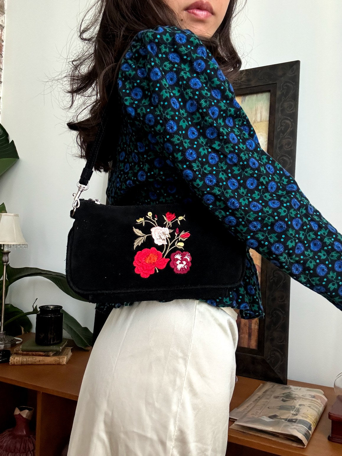 Vintage 90s Charming Floral Embroidered Leather Purse