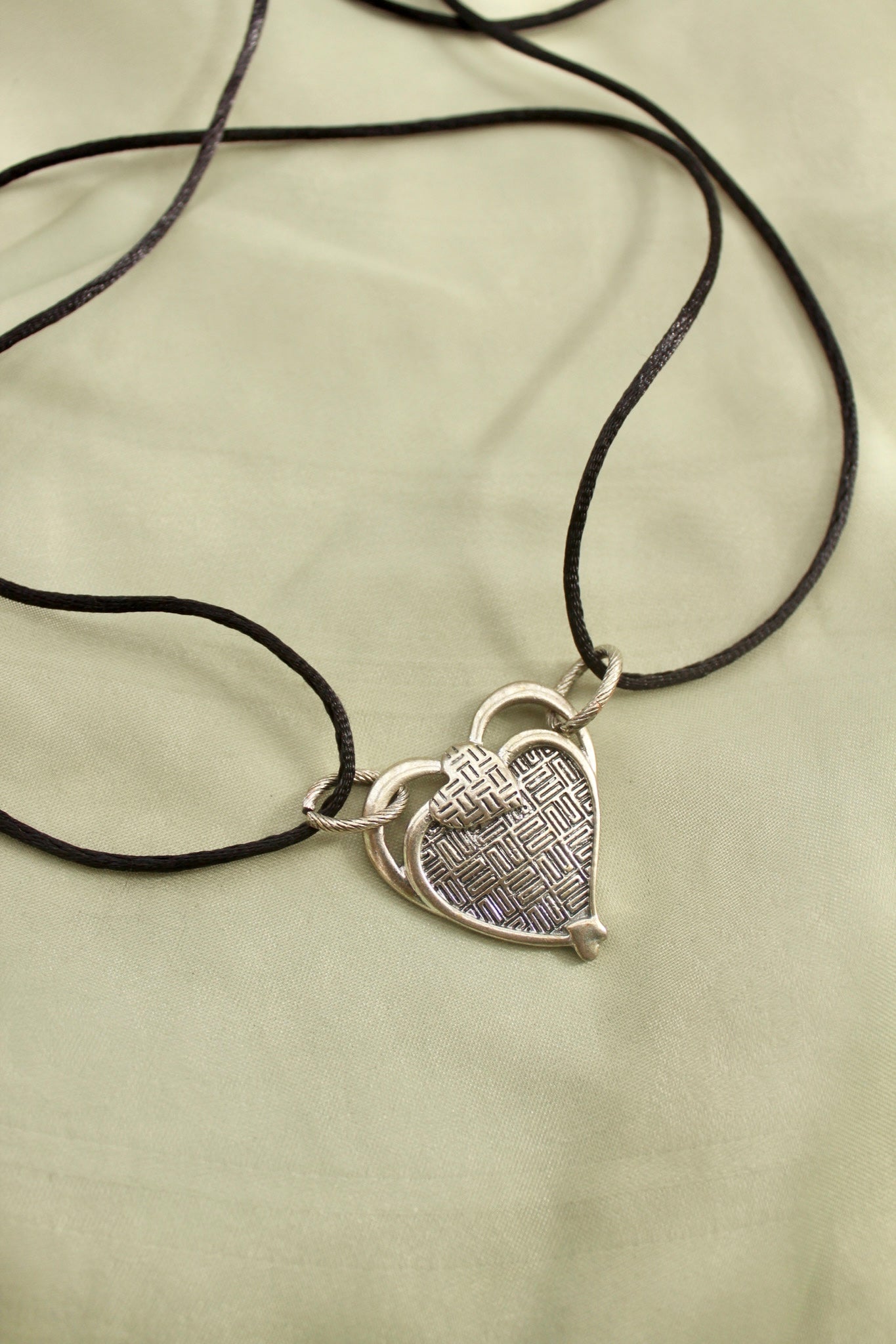 Vintage Style Unique Silver Heart Pendant Choker